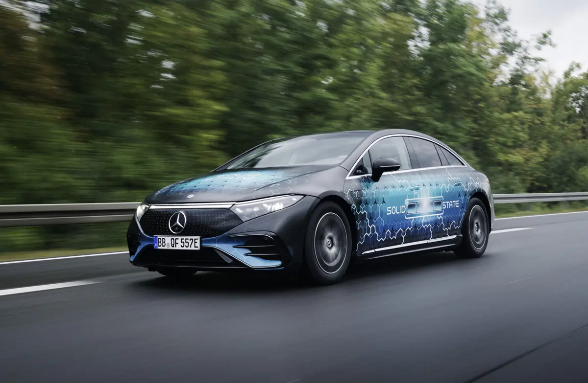 メルセデス・ベンツEQS、次世代固体電池で「1充電1,200km」を走破。EV航続距離の常識を塗り替える。なおテスト車両は「リチウム金属系固体電池を積んで初めて公道を走行した車両」に