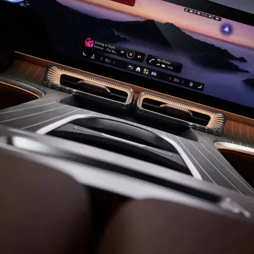 【メルセデス・ベンツ新型GLC】約40インチの全面投影ディスプレイ、新オペレーションシステム「MB.OS」が生み出す「我が家のような」新次元の室内体験