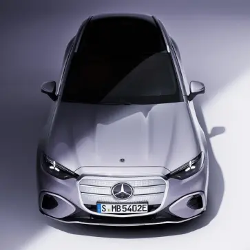 メルセデス・ベンツ、新型GLC EVを発表。ブランドの未来を担う「最重要モデル」、光る巨大グリルにて存在感をアピール
