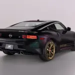 北米にて「Z32 フェアレディへのオマージュ」仕様を持つ限定500代のZ ヘリテージエディション登場。サイドには懐かしの「ツインターボ」文字が再現される