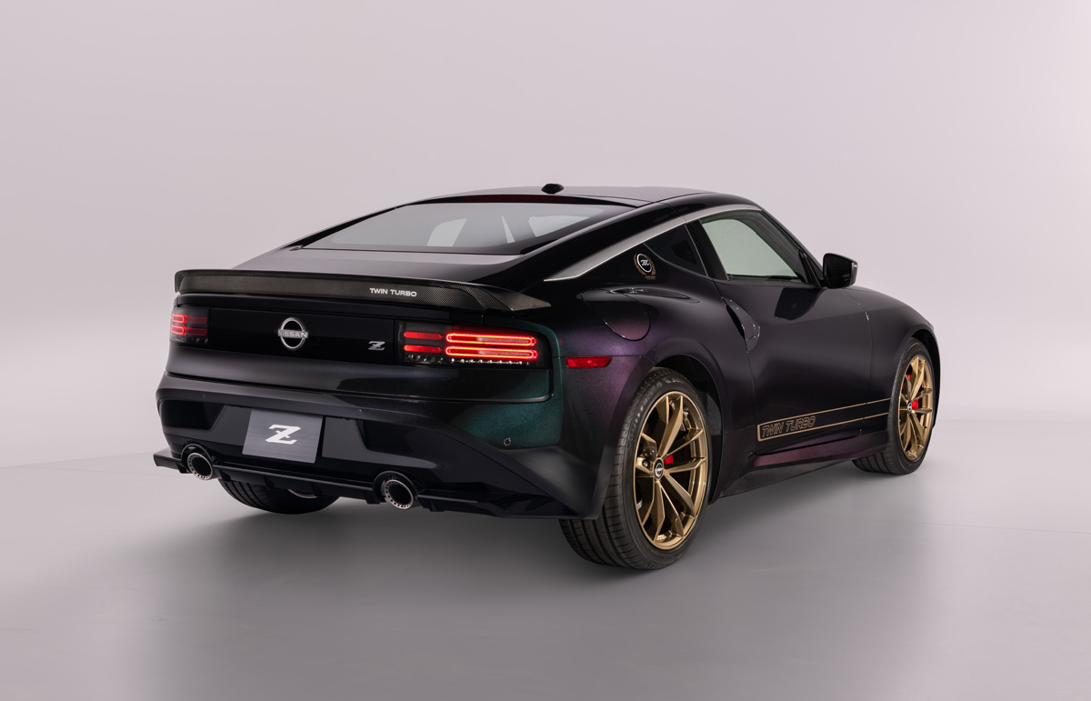北米にて「Z32 フェアレディへのオマージュ」仕様を持つ限定500代のZ ヘリテージエディション登場。サイドには懐かしの「ツインターボ」文字が再現される