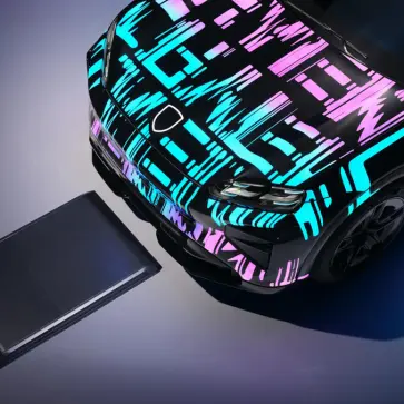 ポルシェ、新型カイエンEVに「ワイヤレス充電システム」を搭載。2026年より欧州で導入開始、まさにクルマを「置くだけで充電」