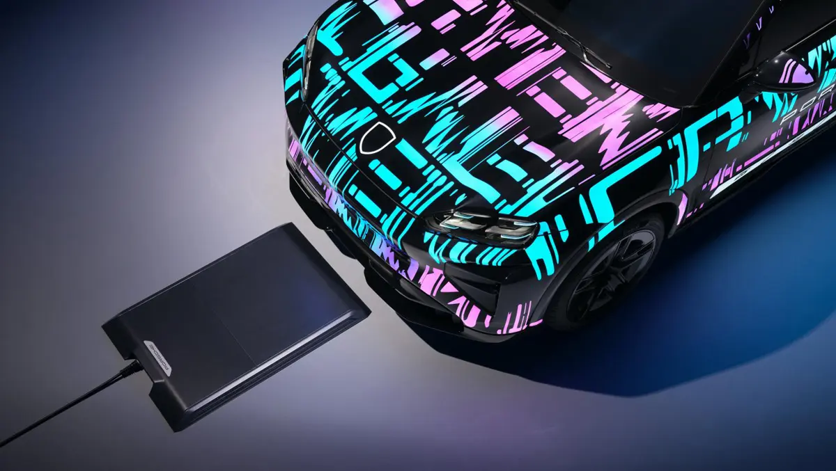 ポルシェ、新型カイエンEVに「ワイヤレス充電システム」を搭載。2026年より欧州で導入開始、まさにクルマを「置くだけで充電」