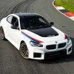 BMW、伝説の「2002ターボ」にオマージュを捧げる限定車「M2 ターボ・デザイン・エディション」を発表。6MT専用、ボンネットには「逆さTurbo」文字