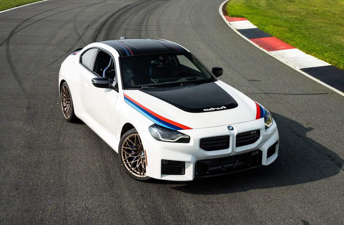 BMW、伝説の「2002ターボ」にオマージュを捧げる限定車「M2 ターボ・デザイン・エディション」を発表。6MT専用、ボンネットには「逆さTurbo」文字