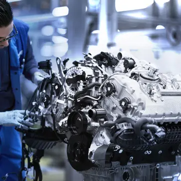 逆説の勝利：この状況にもかかわらずBMWが大排気量V8エンジン搭載モデル”過去最高”の販売台数を記録した背景とは
