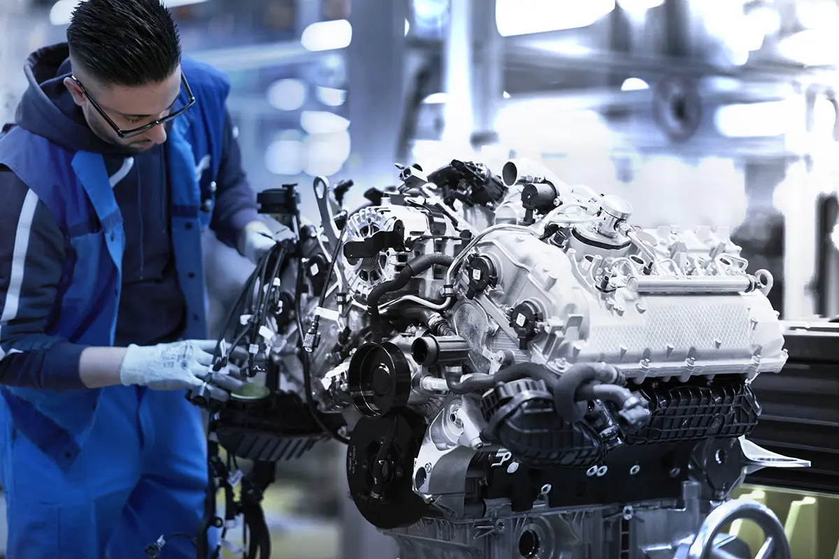 逆説の勝利：この状況にもかかわらずBMWが大排気量V8エンジン搭載モデル”過去最高”の販売台数を記録した背景とは
