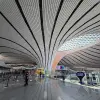 ザハ・ハディッド設計、北京大興国際空港へ。現時点では「かなり空いていて出入国に時間がかからず」、市内への移動も至極便利な”使いやすい”空港である
