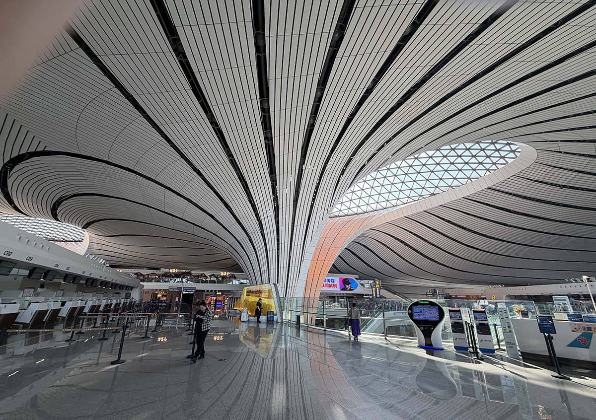 ザハ・ハディッド設計、北京大興国際空港へ。現時点では「かなり空いていて出入国に時間がかからず」、市内への移動も至極便利な”使いやすい”空港である