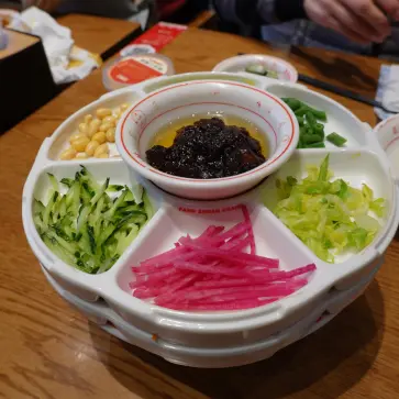 北京ではこんなモノを食べてきた。本場の「ジャージャー麺（炸醤麺）」に加えて庶民派グルメの「爆肚」、そしてヒルトンホテル北京 王府井の朝食ブッフェ