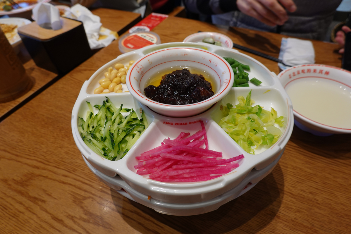 北京ではこんなモノを食べてきた。本場の「ジャージャー麺(炸醤麺)」に加えて庶民派グルメの「爆肚」、そしてヒルトンホテル北京 王府井の朝食ブッフェ