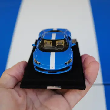 フェラーリから「自分仕様の」296GTBモデルカーが「納車」される。自分の車の内外装、ストライプやホイールまでを忠実に再現した”ワンオフモデル”【動画】