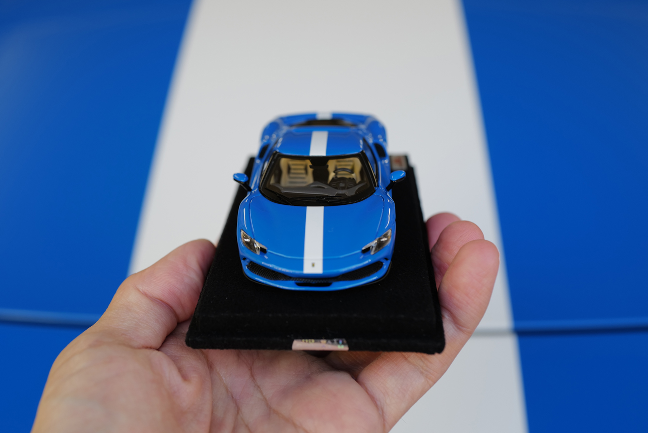 フェラーリから「自分仕様の」296GTBモデルカーが「納車」される。自分の車の内外装、ストライプやホイールまでを忠実に再現した”ワンオフモデル”【動画】