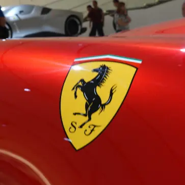 フェラーリの赤に「愛」を見た──ルイス・ハミルトンがいま語る、”新たな挑戦と情熱の源”とは