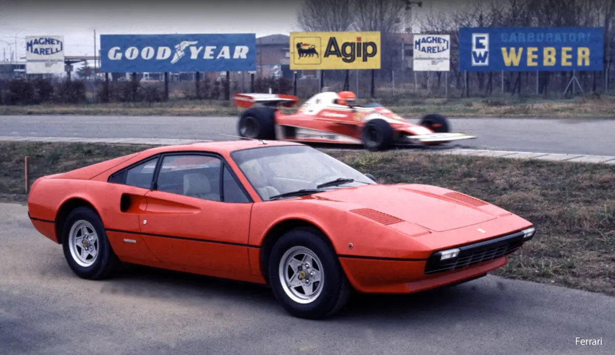 フェラーリ 308GTBは今年で50周年：ディーノの美しさと未来へ向かうデザインを持ち、GTO / F40に繋がるターニングポイントとなったV8ミッドシップの系譜と伝説とは