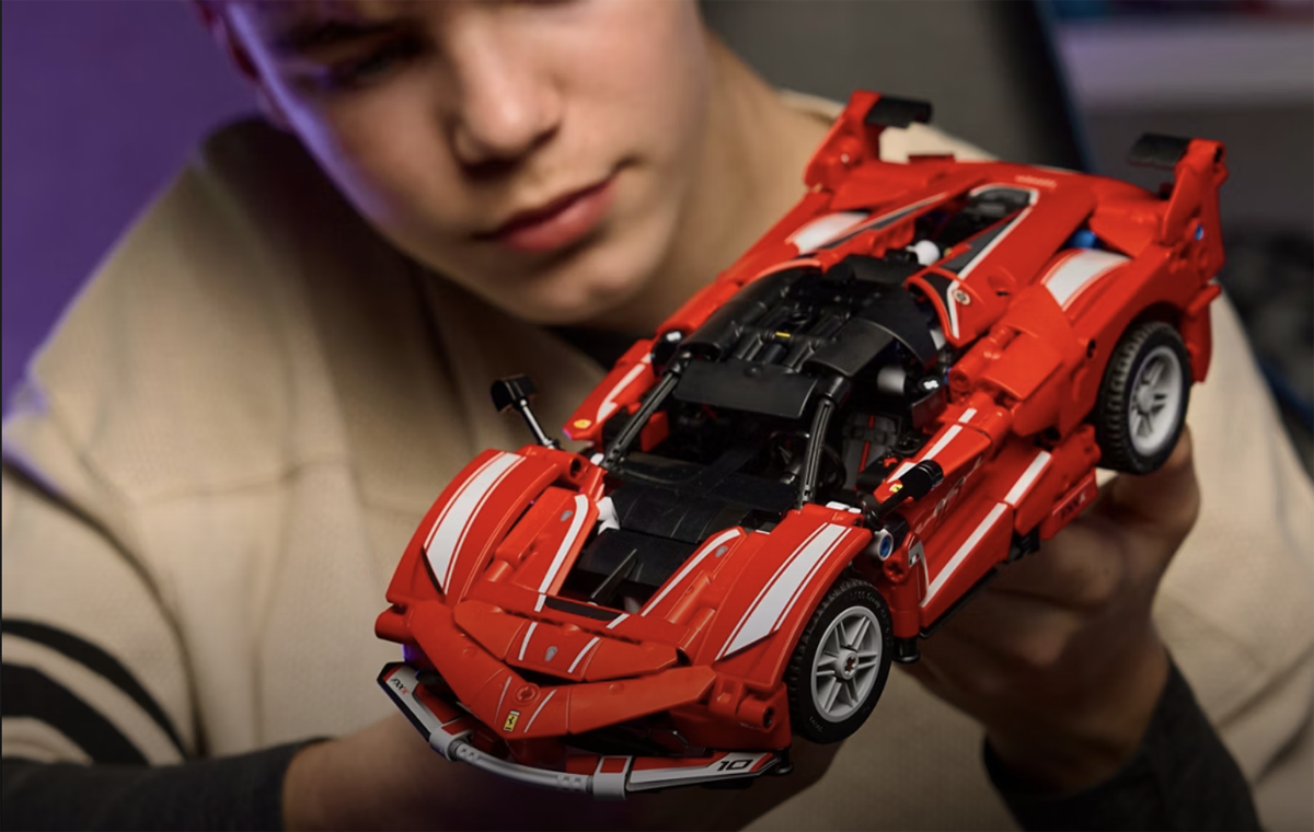 フェラーリFXX Kの革新技術を自らの手で体験。849ピースのLEGOテクニックで始めるエンジニアリング・アドベンチャー