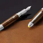 「フェラーリ × モンブラン」最新作登場。精密工芸の融合：モンブラン マイスターシュテュックが纏うフェラーリ「ビスポーク」の哲学とは