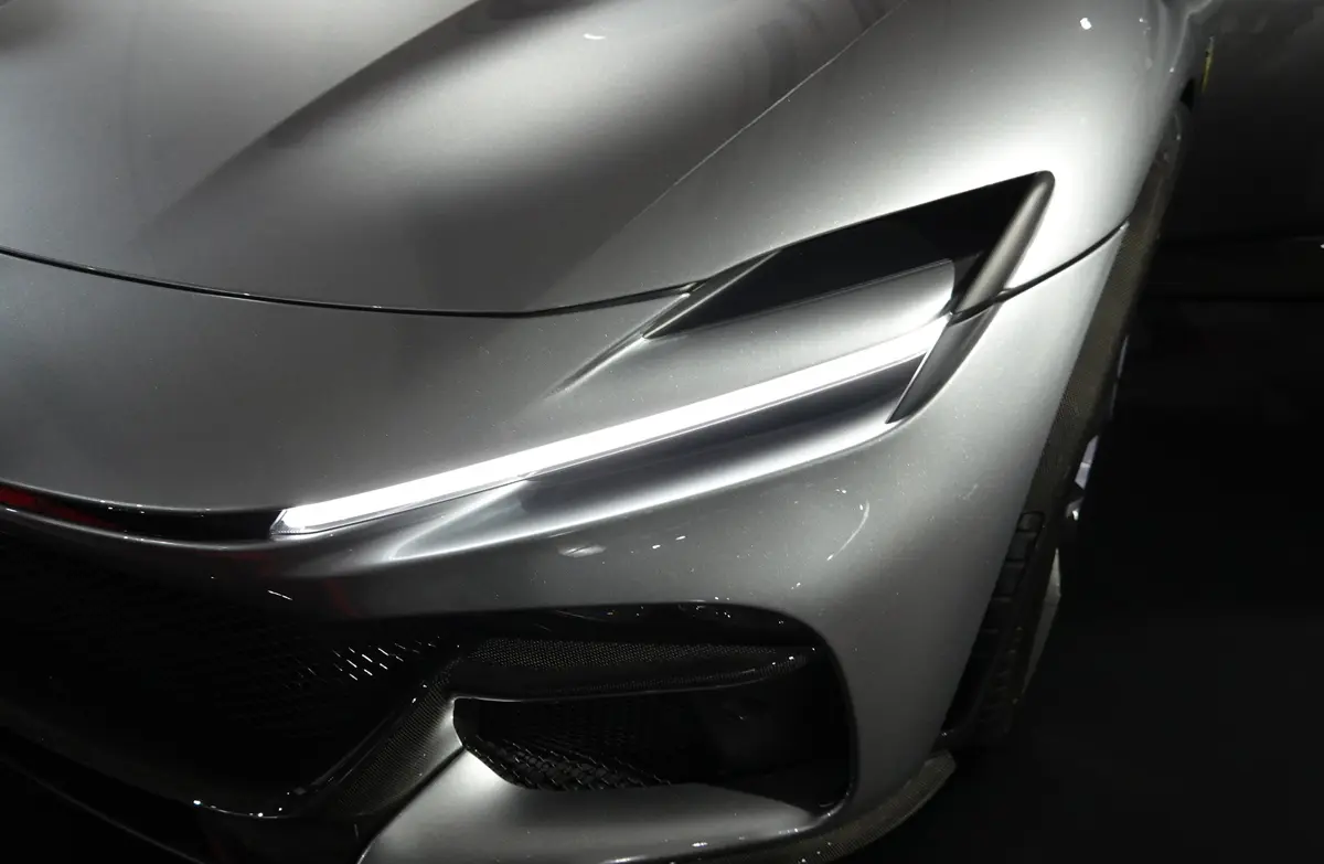 【自動車デザイン革命】なぜ「スプリット・ヘッドライト」が世界を席巻するのか?:その背後にある技術進化とブランドアイデンティティ戦略とは