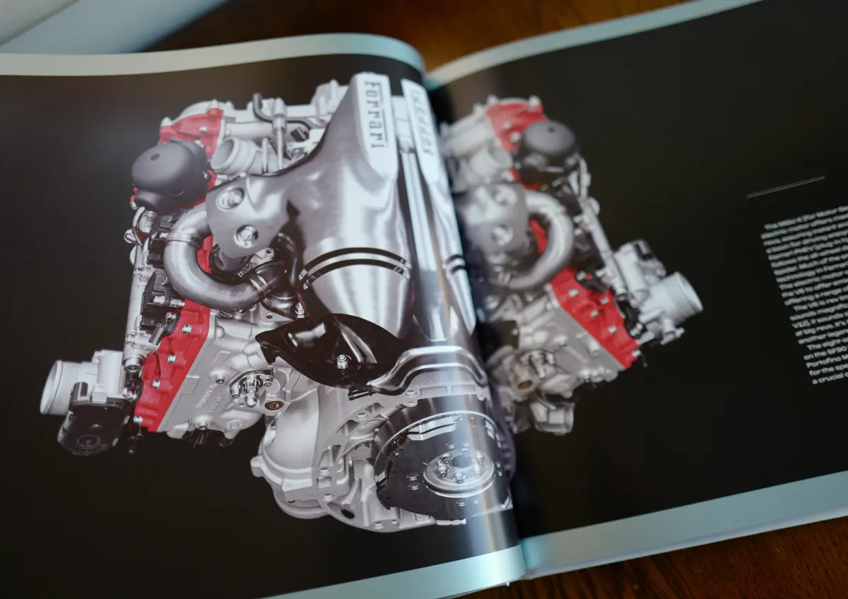 フェラーリとV6エンジンの物語。「病床で描かれた夢」ディーノに始まり、最新F80に至るまで受け継がれる伝統とは