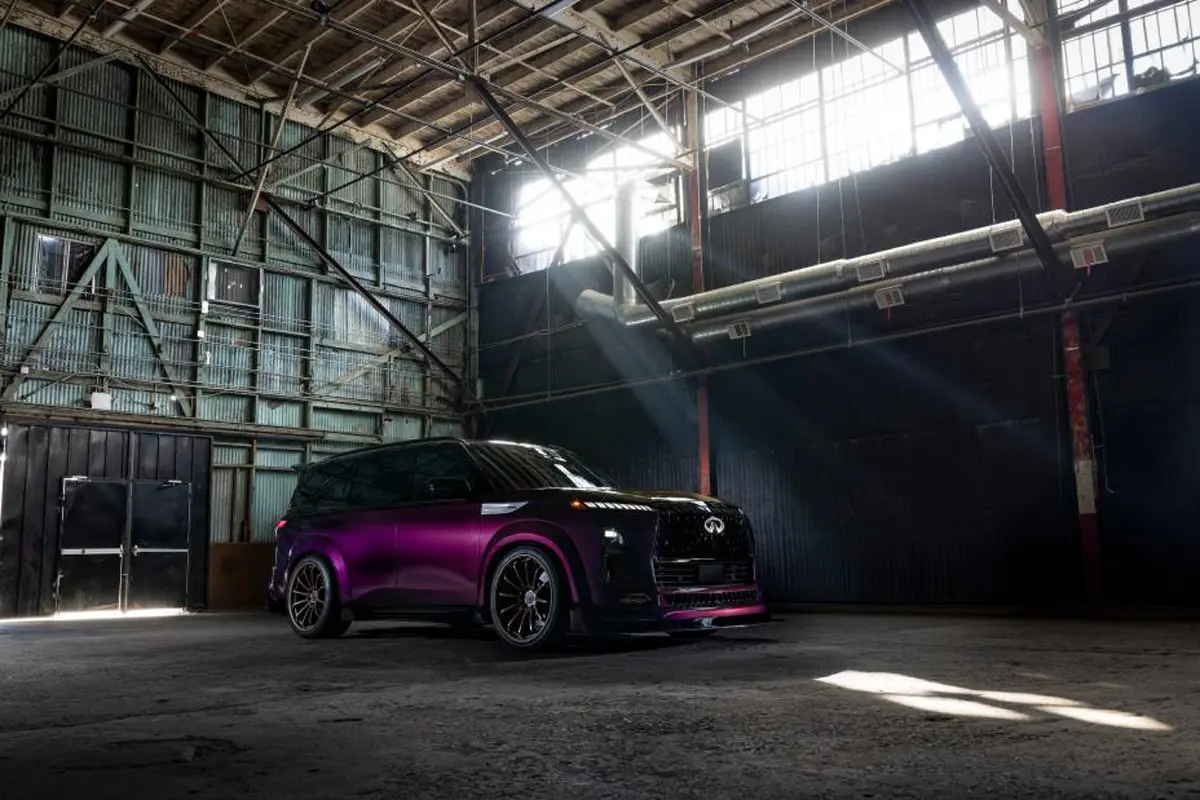 インフィニティ、「R35 GT-R ニスモのエンジン」を積んだ狂気のQX80 Rスペックを公開。ボディカラーはミッドナイトパープル