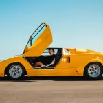 ランボルギーニとオールバー・ブラウンが究極のビーチウェアを発表：カウンタックとレヴエルトをイメージした限定コレクション