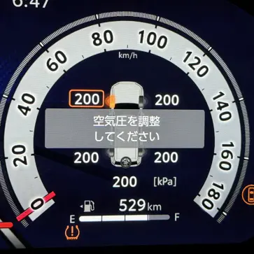 ランドクルーザー 250「初の」トラブル。タイヤ空気圧が下がり警告灯が点灯。おそらくは急激な気温の低下によってタイヤ内のエアが収縮したためか