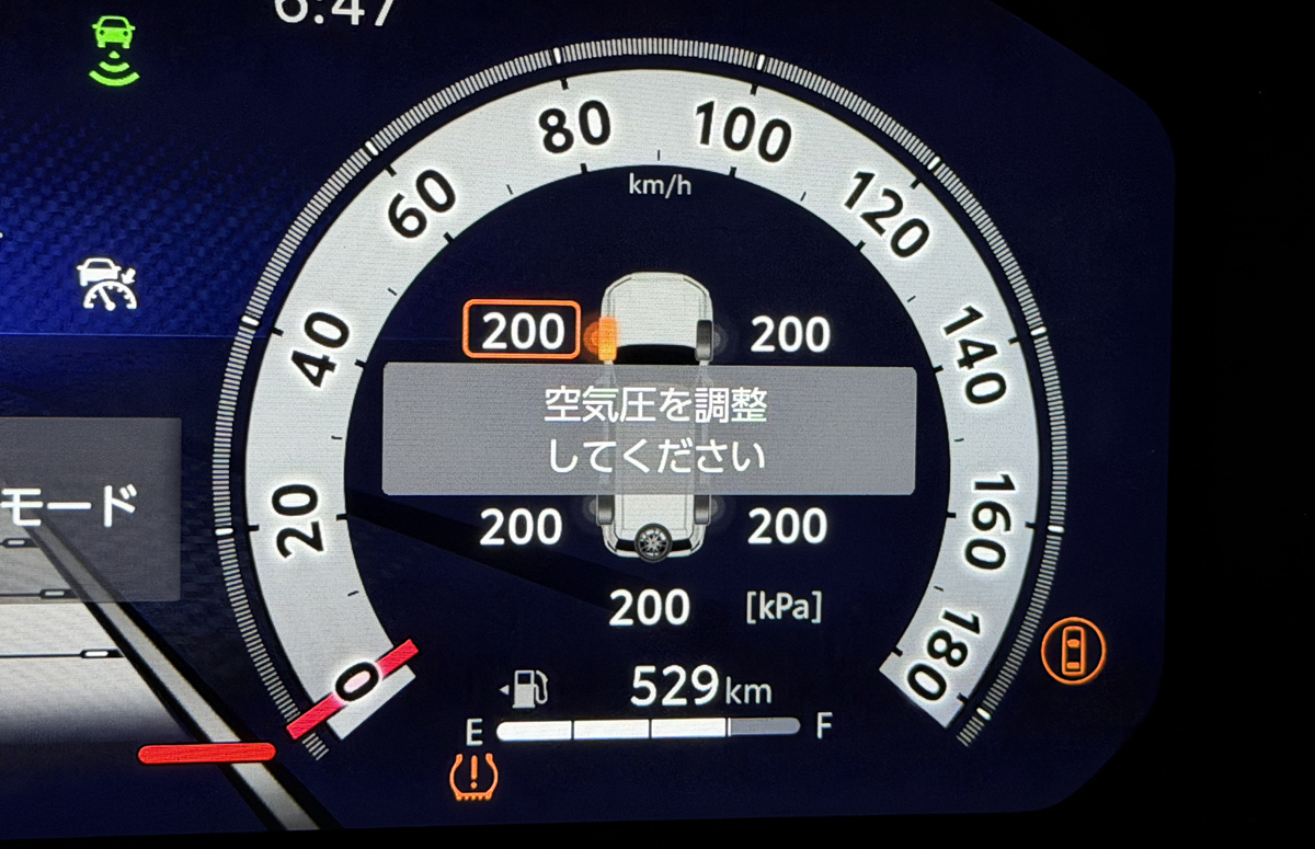 ランドクルーザー 250「初の」トラブル。タイヤ空気圧が下がり警告灯が点灯。おそらくは急激な気温の低下によってタイヤ内のエアが収縮したためか