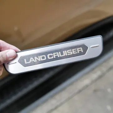 ランドクルーザー250「プチカスタム」。乗降時に車体を傷つけないよう「スカッフプレート」を装着してみる【動画】