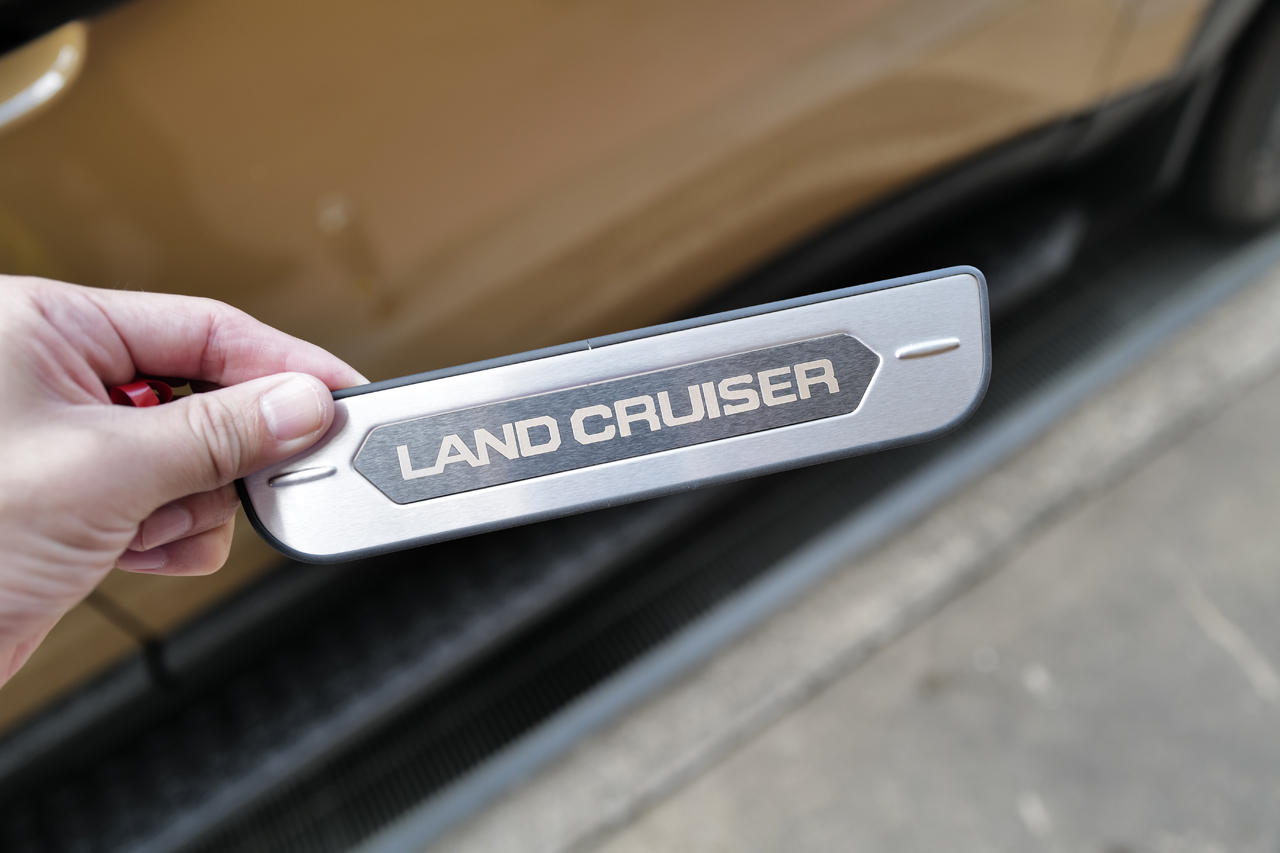 ランドクルーザー250「プチカスタム」。乗降時に車体を傷つけないよう「スカッフプレート」を装着してみる【動画】