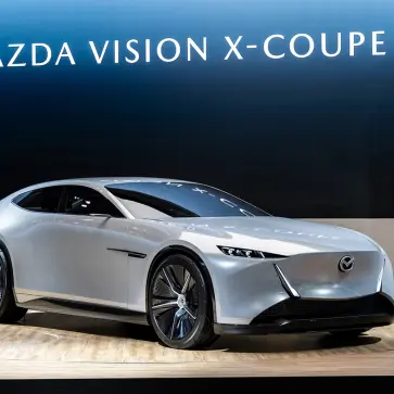 マツダが「今後の市販車に採用されそうな」新しいデザインを盛り込んだ「ビジョン クロスクーペ」「ビジョン クロスコンパクト」を世界初公開。クロスクーペは「ロータリエンジン」搭載