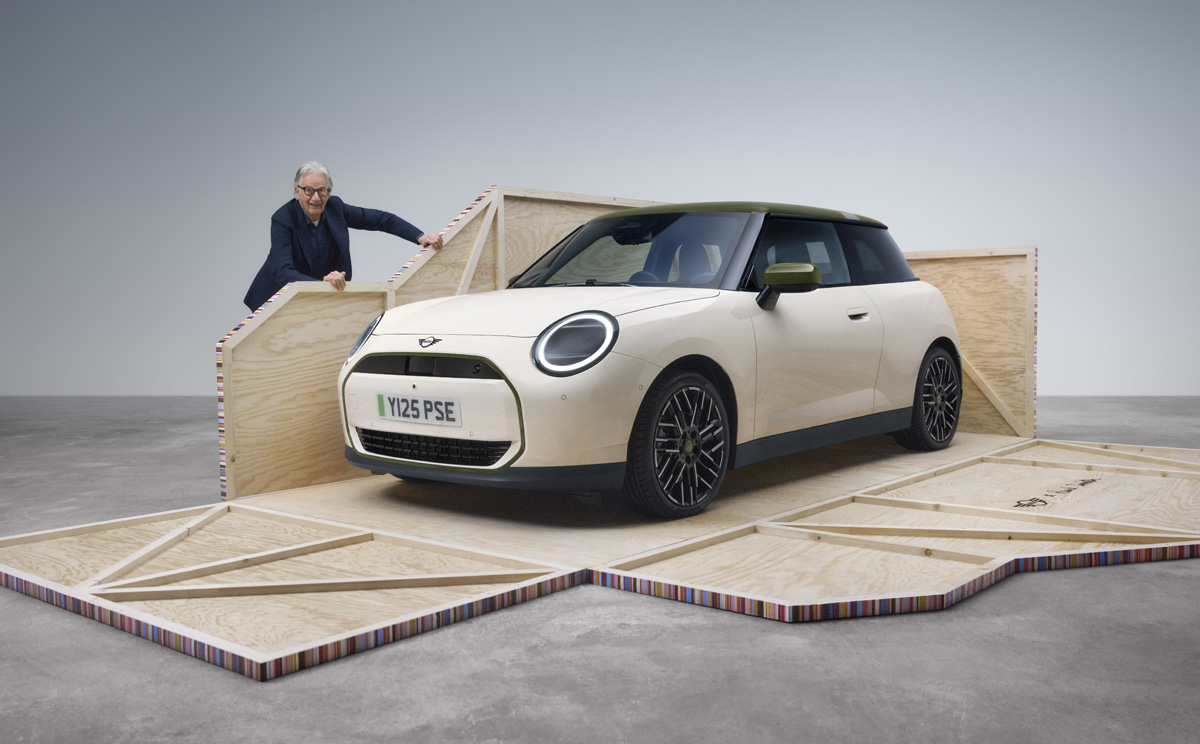 新型MINIポール・スミス・エディション登場。 “ブリティッシュ・ツイスト”で蘇るデザインスピリット、マルチストライプは「控えめ」