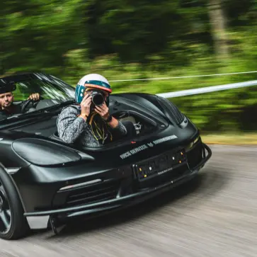 これほど「乗るのが怖い」クルマは他にない。ポルシェ「カメラカー」──718ボクスターSをベースにした究極の撮影マシンが公開