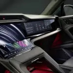 ポルシェがカイエンEVに採用される「未来のインテリア」を公開──巨大ディスプレイと快適性の新次元。ポルシェもこの流れからは逃れられない