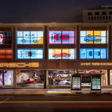 ポルシェが上海にてポップアップ展示を開始。「エレクトリック」一切無し、モータースポーツにおけるヘリテージをアピール