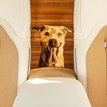 【世界に1台】ワンコ仕様のロールス・ロイス「スペクター・ベイリー」誕生。愛犬への深い愛を形にした究極のワンオフモデル、これはなんとも幸せな犬である