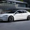 【不可解】テスラ Model Y スタンダードは「ガラスルーフ」を廃止したことで車両価格を引き下げたはずだったが・・・。しかし実際にはガラスルーフが残され、「内張で隠されている」だけだった？