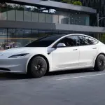 【不可解】テスラ Model Y スタンダードは「ガラスルーフ」を廃止したことで車両価格を引き下げたはずだったが・・・。しかし実際にはガラスルーフが残され、「内張で隠されている」だけだった？