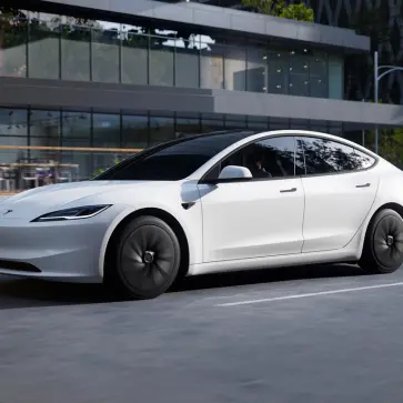 【不可解】テスラ Model Y スタンダードは「ガラスルーフ」を廃止したことで車両価格を引き下げたはずだったが・・・。しかし実際にはガラスルーフが残され、「内張で隠されている」だけだった？
