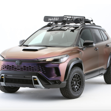 トヨタ カローラクロス「”ナス”エディション」がトヨタ公式カスタム車両として登場。市販されれば人気化しそう