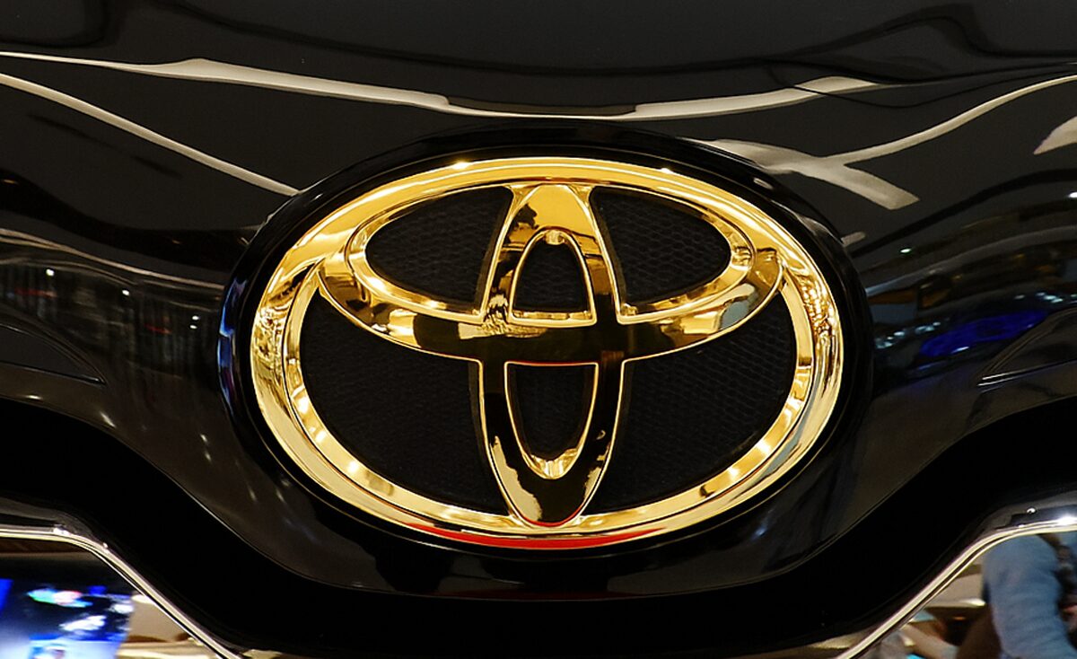 なぜ90年代のトヨタ車には「金色のエンブレム」が存在したのか？：バブル期特有の”成金”仕様か、それとも時代の流行か。なお現代でもっとも多く「ゴールドエンブレム」を揃えるのはホンダ