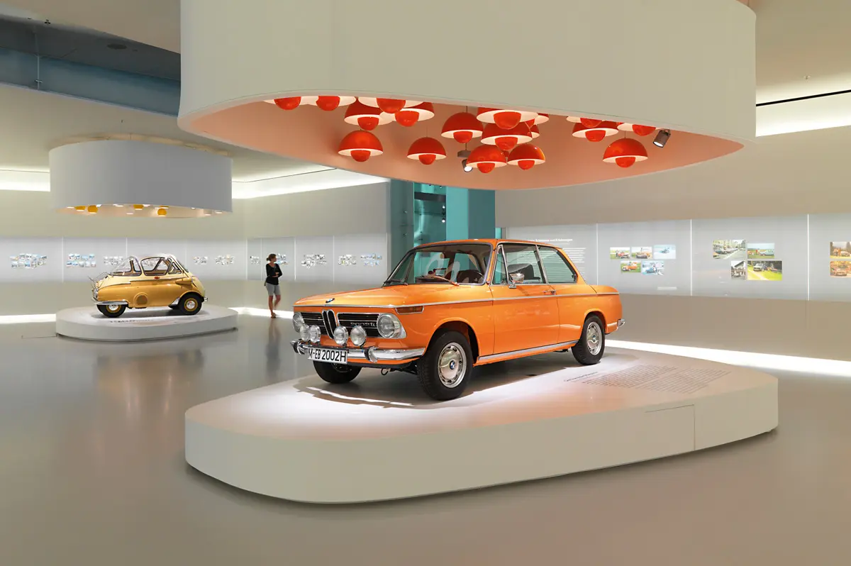 【極秘ミッション】ポルシェは初のフロントエンジン車「924」を開発する際、「それと知られないよう」BMW 2002を購入し、2002に偽装して開発を行っていたことが明かされる