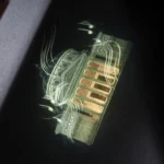 ベントレー、今度は「動く」アニメイテッド ウエルカムランプを発表。クルマのドアが“11秒の光のショー”を演出、カーテシーランプは新時代へ