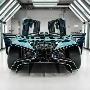 ブガッティ究極のサーキットウエポン「ボリード」最後の一台がついに完成。W16の遺産を未来へと繋ぐ物語とは