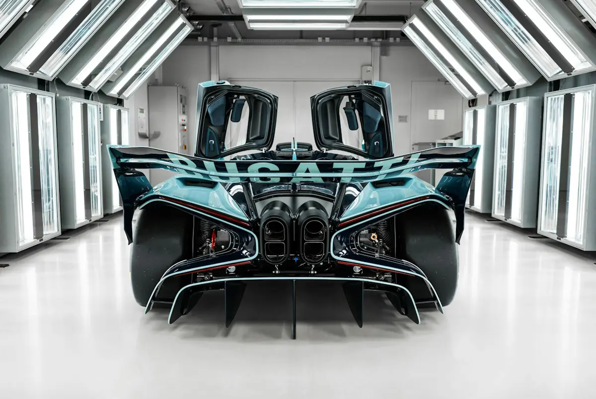 ブガッティ究極のサーキットウエポン「ボリード」最後の一台がついに完成。W16の遺産を未来へと繋ぐ物語とは