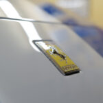 フェラーリ296GTB洗車。現行フェラーリに採用される「グリル」は悩みのタネ、ボクは3つの問題を認識しこういった対応を行っている