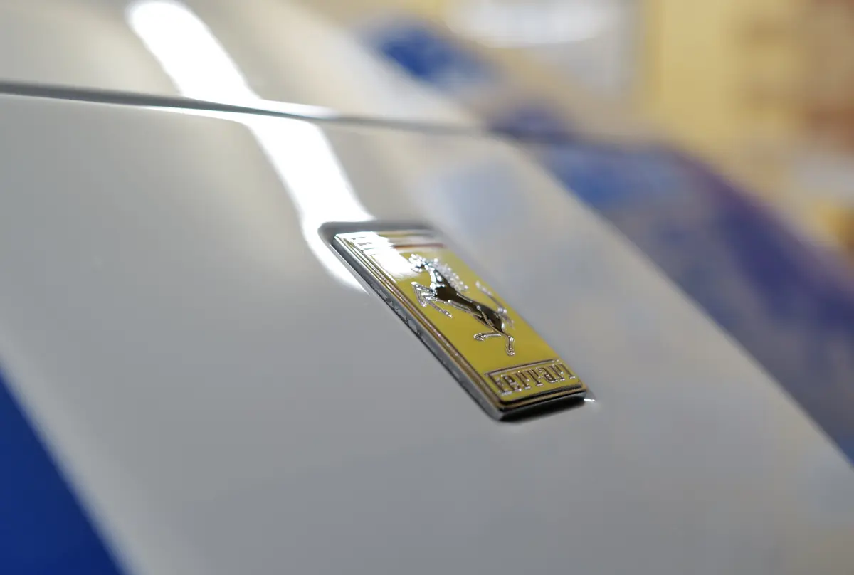 フェラーリ296GTB洗車。現行フェラーリに採用される「グリル」は悩みのタネ、ボクは3つの問題を認識しこういった対応を行っている