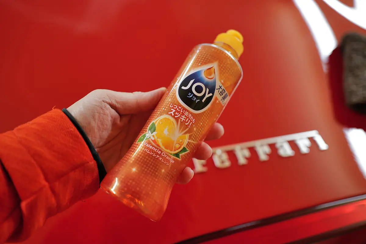 食器用洗剤でクルマを洗うのはNG?塗装やゴムを傷める意外な理由とは。ボクは20年以上洗車に台所用洗剤を使用しているが