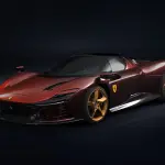 希少な「カーボン外装」にクリアレッド塗装「ルビーノ・カーボン」仕上げのフェラーリ デイトナSP3が公開。内装は「伝統のブルー」