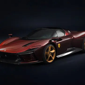 希少な「カーボン外装」にクリアレッド塗装「ルビーノ・カーボン」仕上げのフェラーリ デイトナSP3が公開。内装は「伝統のブルー」