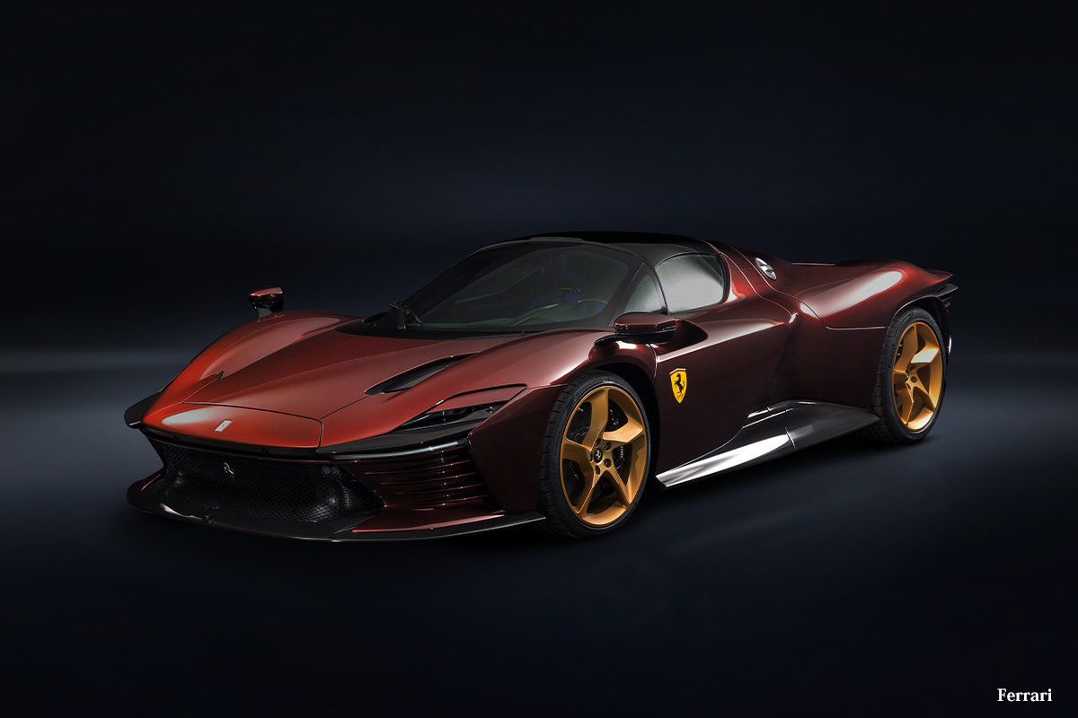 希少な「カーボン外装」にクリアレッド塗装「ルビーノ・カーボン」仕上げのフェラーリ デイトナSP3が公開。内装は「伝統のブルー」